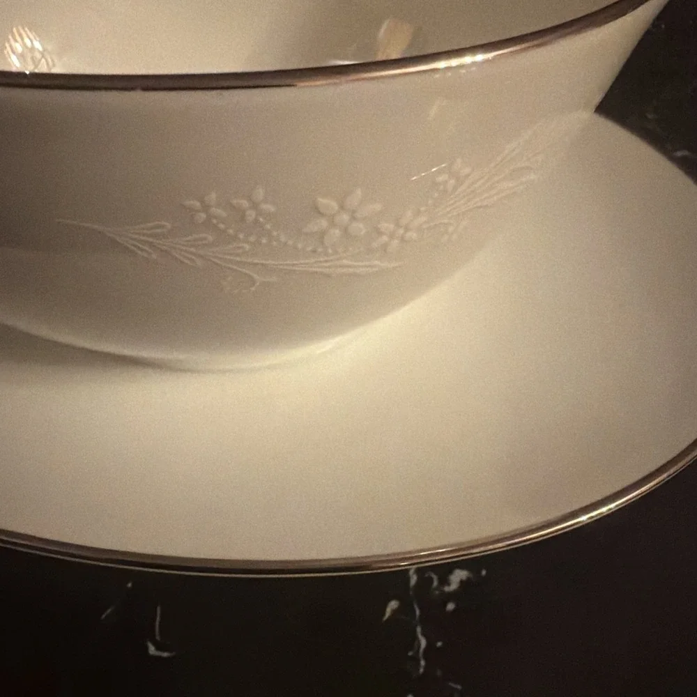 Noritake GEORGIAN 6440 Gravy Sauce Boat w Attached Under Plate White Flowers